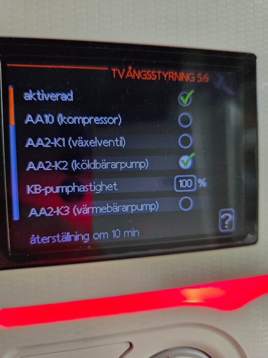 Display med inställningar för tvångsstyrning av värmesystem, visande aktiverad köldbärarpump och KB-pumphastighet satt till 100%.
