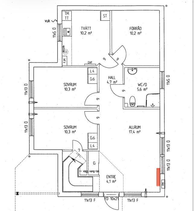 Planritning av husets nederplan med markerade möjliga platser för luftvärmepumpen, röd markering vid köket.