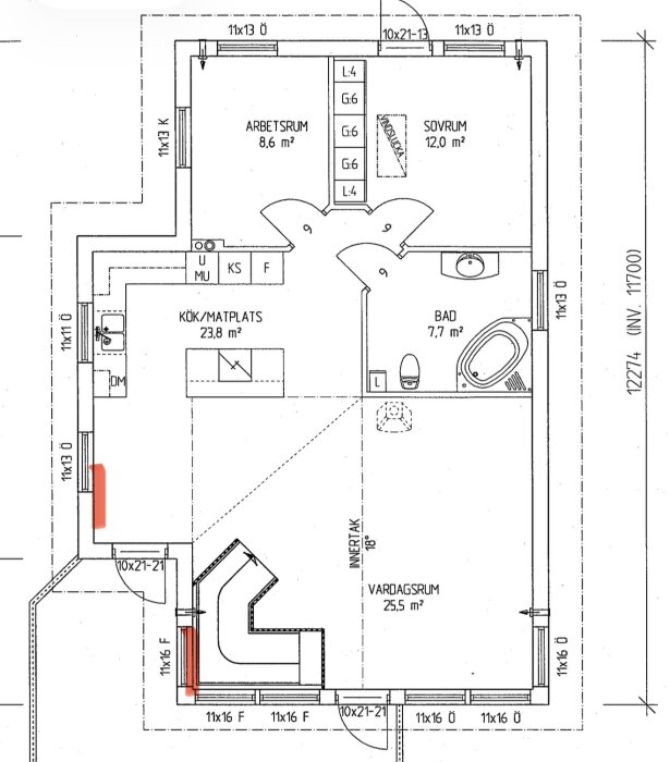 Planritning av husets nederplan med kök/matplats, vardagsrum, arbetsrum, sovrum, badrum och markerade placeringar för luftvärmepump.