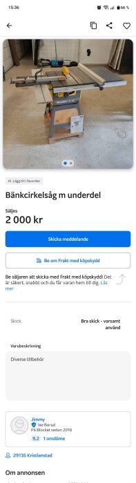 Bänkcirkelsåg med underdel, inställd i ett garage eller verkstad på betonggolv, omgiven av diverse verktyg och material.