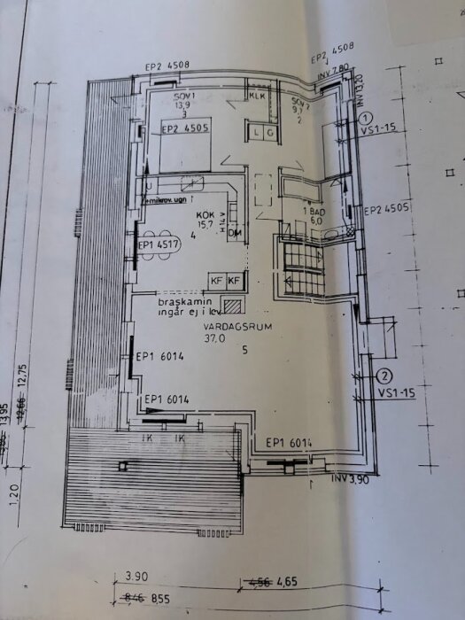 Planritning över ett hus med rum som kök, badrum och vardagsrum markerade, diskuterar eventuellt enrörssystem för uppvärmning.