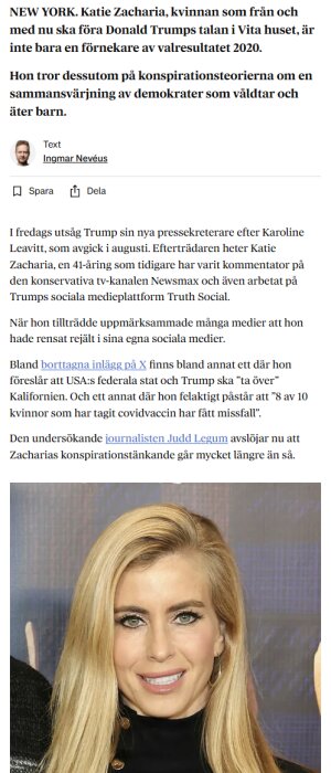 - En kvinna med långt blont hår och ljus klänning står framför en neutral bakgrund.