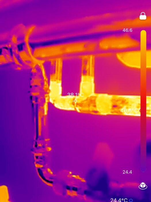 Termisk bild av rörledning med värmekameravärden, indikerar möjliga stopp i framledning vid 46,6°C och 38,1°C.