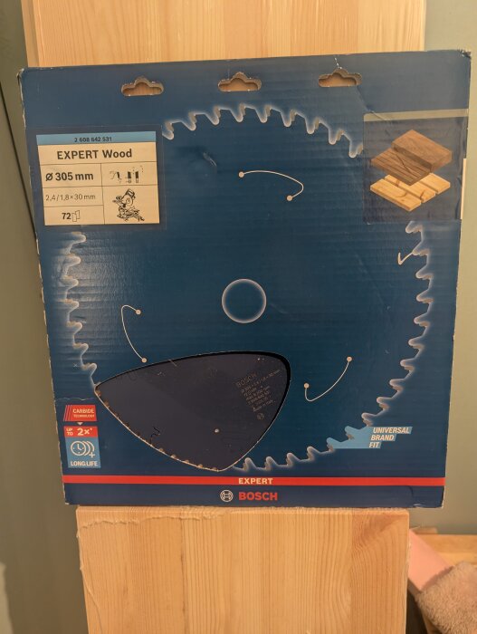Rundsågklinga från Bosch, 72 tänder, modell Expert Wood för 305 mm diameter sågverktyg, visas i sin förpackning.