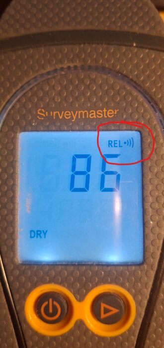 Fuktkvotsmätare med inställningen "REL" aktiverad, visar avläsningen 86 med knappar för på/av och lägesändring.