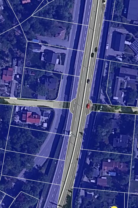 Satellitbild av E18 norr om Stockholm visar vägområde omgivet av fastigheter och tomtgränser.