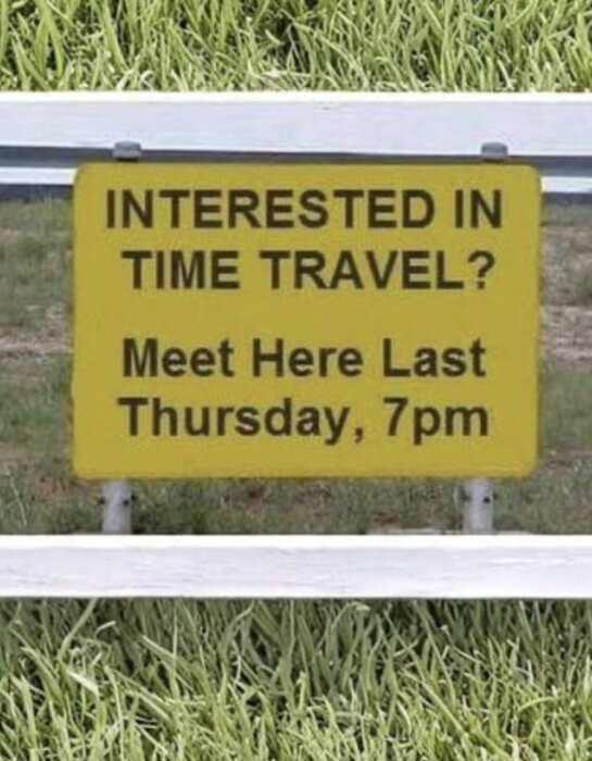 Skylt om tidsresor med texten "INTERESTED IN TIME TRAVEL? Meet Here Last Thursday, 7pm", omgärdad av gräs.