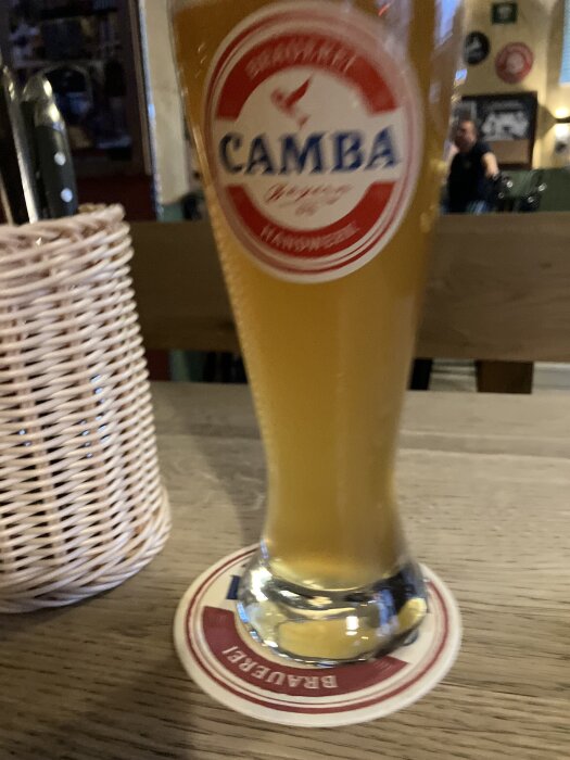 Ett glas weissbier från bryggeriet Camba på ett bord i en restaurangmiljö.