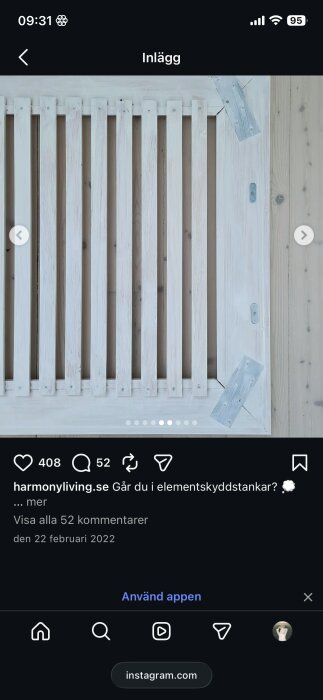 Vertikalt randigt elementskydd av träspjälor monterat på väggen, designat för att nå fönsterkarmen, med beslag synliga.