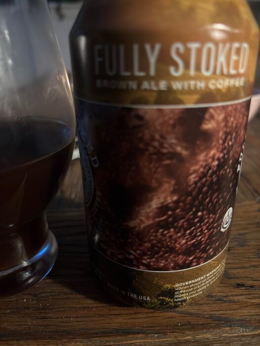 Burk och glas med "Fully Stoked" Brown Ale, beskrivs som svag med avsaknad av kaffesmak.