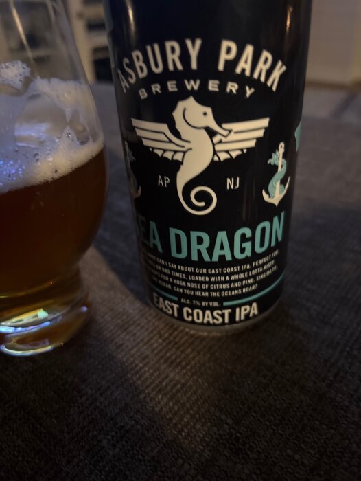Dryckesglas och burk med Asbury Park Brewery Sea Dragon East Coast IPA.