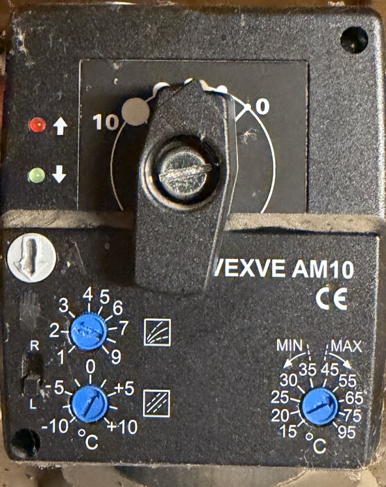 Närbild på en Vexve AM10 shuntmotor med olika inställningsvred och indikatorer för temperatur- och flödesjustering i ett värmesystem.