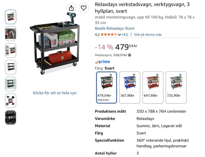 Svart verkstadsvagn med tre hyllplan fyllda med verktyg och förvaringslådor, inkl. borrmaskin och verktygslåda, på en produktbeskrivningssida.