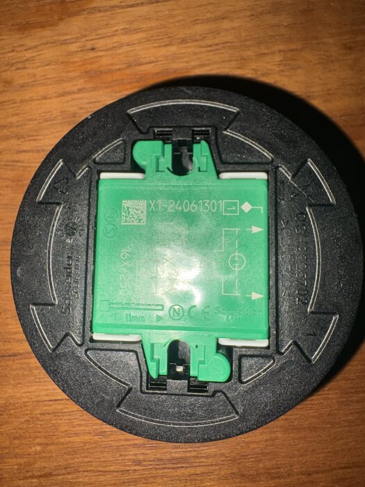 Elektrisk komponent med grönt kretskort, placeras i sockel. Fråga om kabelanslutning.