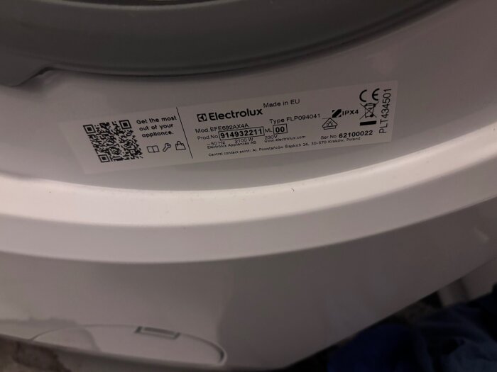 Etikett på en tvättmaskin av modellen Electrolux EEF6924XA4 med serienummer och annan specifik information.