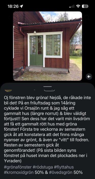 Rött trähus med gröna fönster och vita foder; huset har klassisk svensk design och står i trädgårdsmiljö.