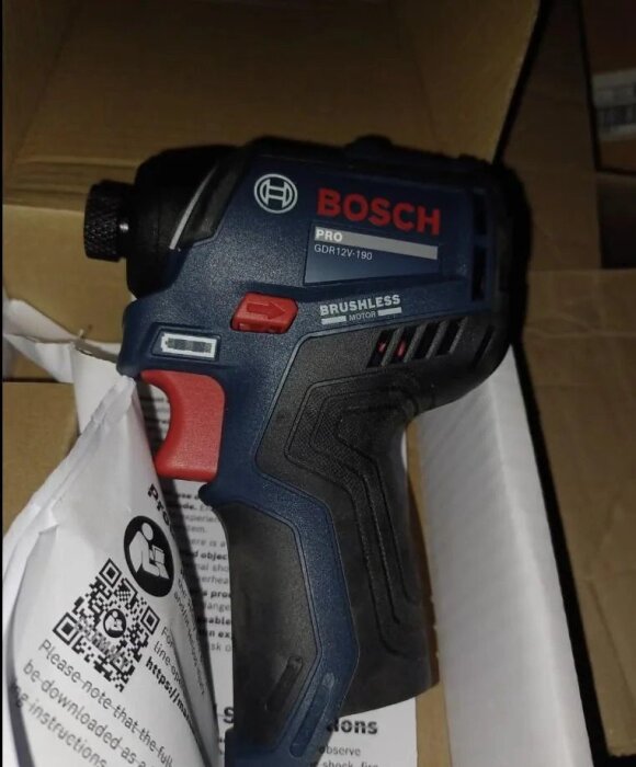 Bosch GDR12V-190 skruvdragare i en kartong, med detaljerad logotyp och borstlös motortext.