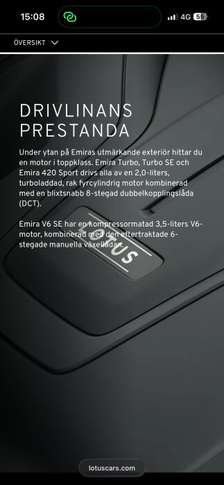 Detaljbild av en bilmotor med text om prestanda för Lotus Emira, inklusive information om motoralternativ och växellådor.