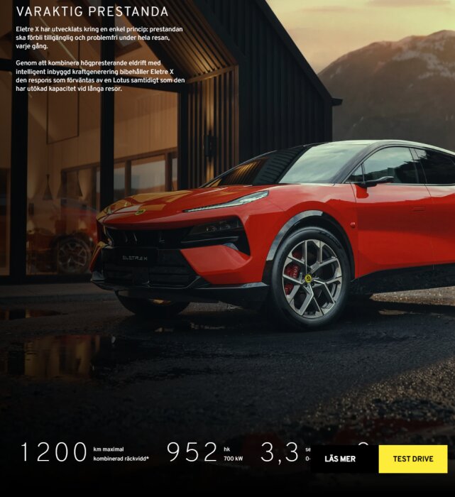 Röd sportbil Lotus Eletre X framför ett modernt hus med berg i bakgrunden, information om bilens prestanda och testkörningsknapp.
