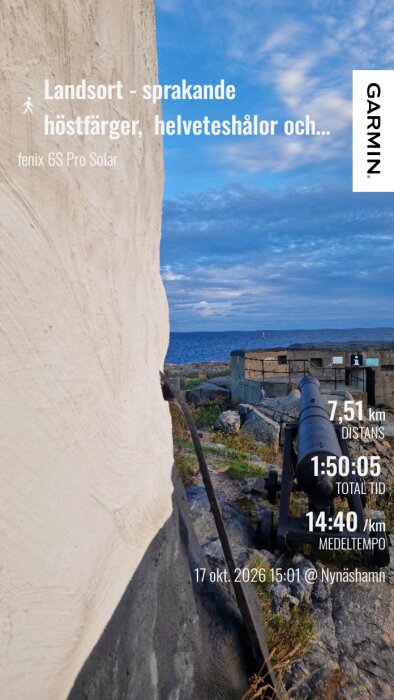 Vy av ett gammalt kanon vid kusten med hav och himmel i bakgrunden, text med information om löprunda visas över bilden.
