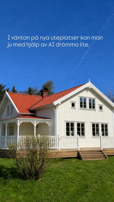 Vit villa med rött tak och veranda mot en klarblå himmel, omgiven av grön gräsmatta och buske. Text på himlen om AI och uteplatser.