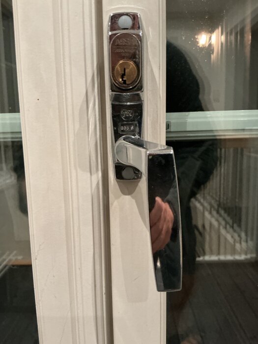 Altandörr med handtag och lås från 1997, där handtaget är lite slappt och behöver justeras.