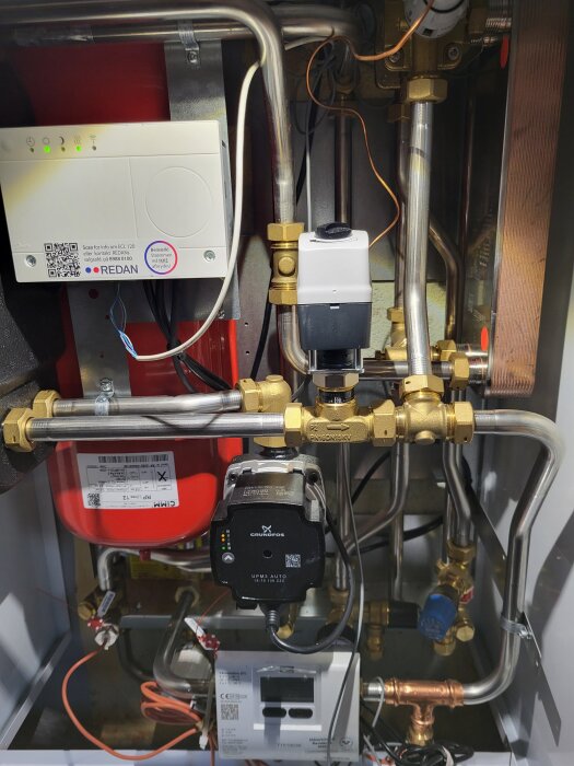 Rörsystem och ventiler kopplade till en REDAN VX2000-enhet, med synliga röranslutningar och komponenter för avtappning.