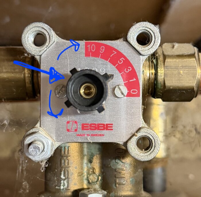 Shuntmotor med fastnat axelfäste, märkt ESBE, med blå pil som visar justeringsriktning och röd skala markerad 0-10.