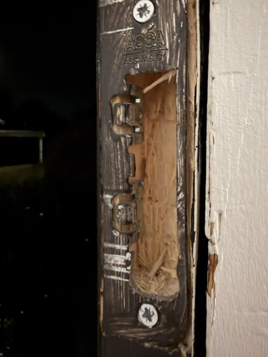 Närbild av en dörrkarm med urholkad träyta för installation av ett Yale Doorman-lås.