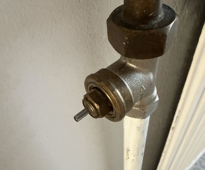 Radiatorkoppling utan termostatvred, mäter 26 mm.