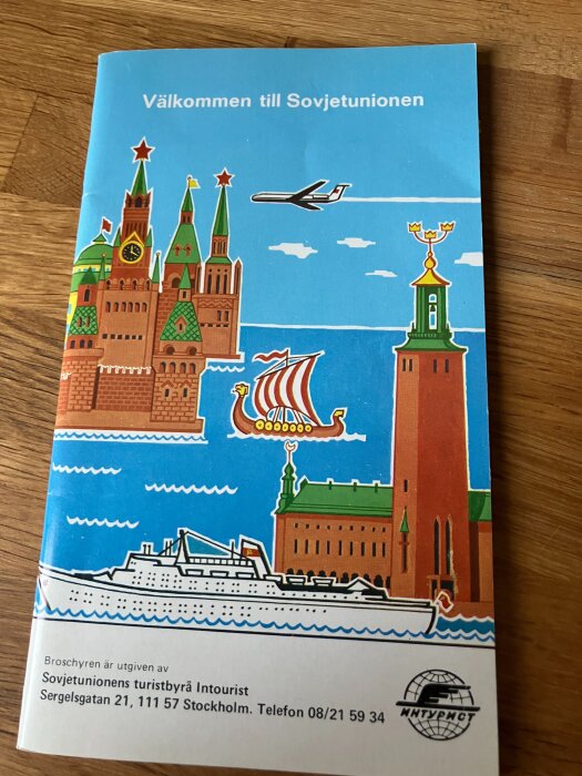Turistbroschyr för Sovjetunionen från 1986 med illustrationer av kända byggnader, ett flygplan och ett skepp, text "Välkommen till Sovjetunionen".