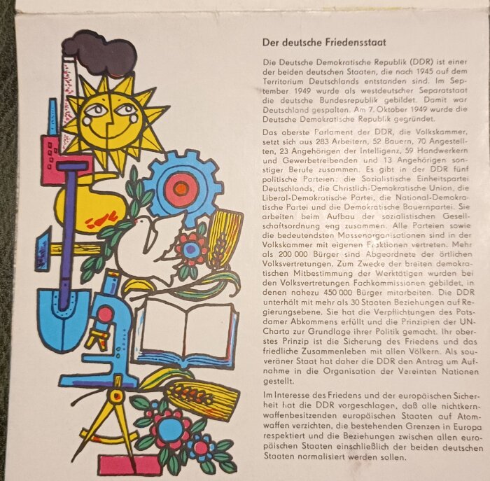 Illustration med sol, blomma, fredsduva, kugghjul och bok. Text på tyska om Deutsche Demokratische Republik (DDR). Turistbroschyr från statlig byrå.