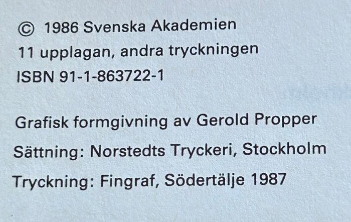 Text om Svensk Akademiens bok, 11 up. 1986, ISBN 91-1-863722-1, grafisk formgivning av Gerold Propper, tryck av Norstedts och Fingraf, Södertälje 1987.