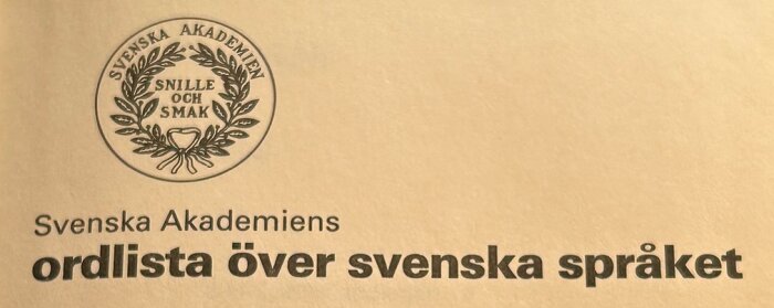 Omslag av Svenska Akademiens ordlista med logotypen och texten "ordlista över svenska språket".