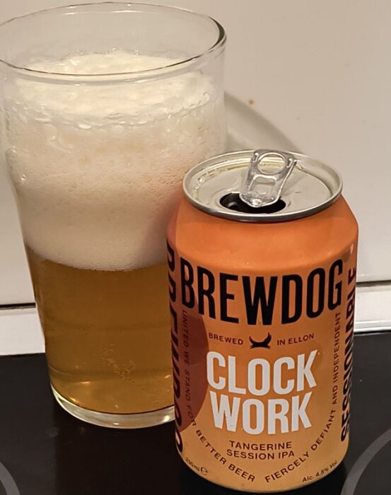 BrewDog Clockwork Tangerine Session IPA-burk bredvid ett glas öl med skumkrona.