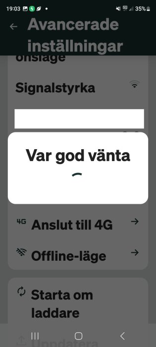 Skärm med meddelande 'Var god vänta' inom appens avancerade inställningar, visar alternativ som anslut till 4G och offline-läge.