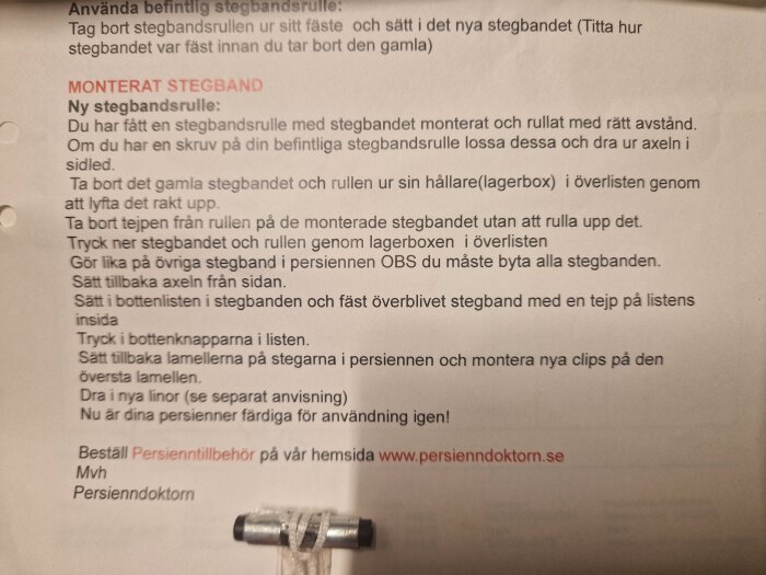 Instruktioner för montering av stegband på persienner från Persienndoktorn, med detaljer om stegbandsrulle och monteringsprocess.