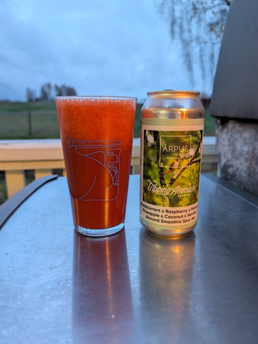 En burk Arpus syrlig smoothie sour ale bredvid ett glas fyllt med öl.