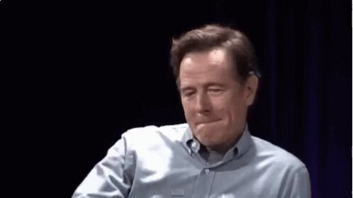 En person som lutar hakan mot handen, ser fundersam och småler.