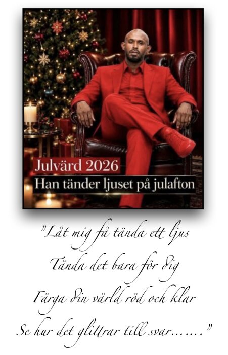 Julvärd i röd kostym sitter i fåtölj bredvid julgran och tända ljus. Text: "Julvärd 2026 - Han tänder ljuset på julafton".