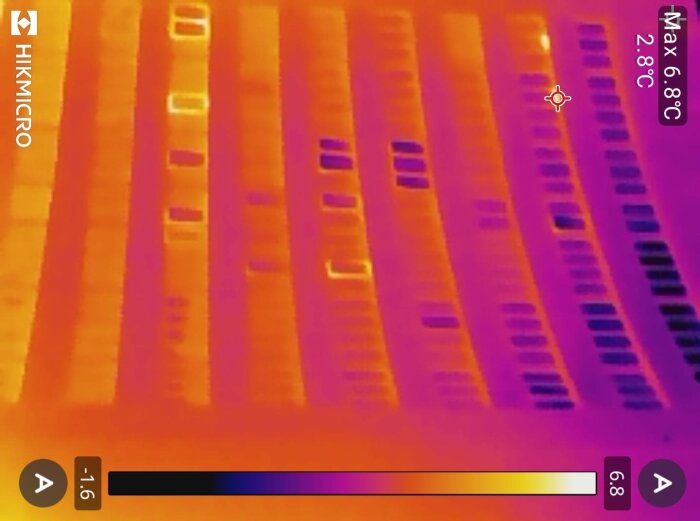 Termografisk bild från HIK Micro Mini2Plus V2 visar värmemönster med temperaturspann från -1,6°C till 6,8°C.