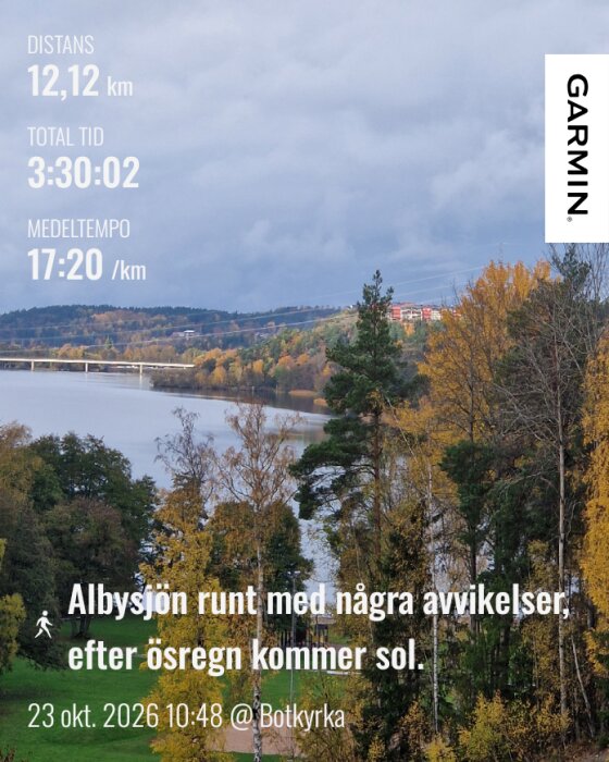 Höstlandskap vid Albysjön med bro och färgglada träd, löprunda på 12,12 km, total tid 3:30:02, medeltempo 17:20/km efter regn i Botkyrka.