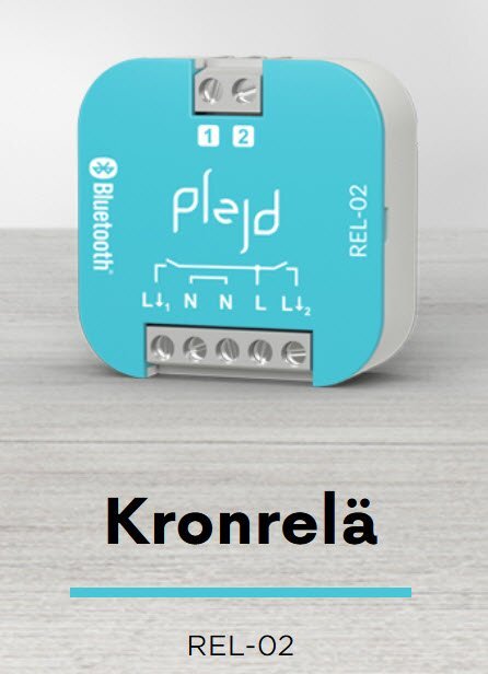 Plejd REL-02 kronrelä med Bluetooth, grå och blå design, visas på en trähylla.