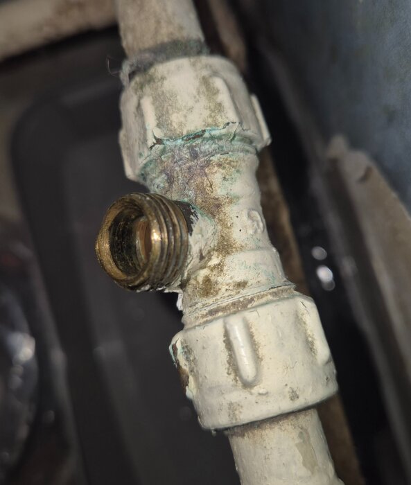 T-koppling på rör med karaktär av ärgad metall, behövs pluggas. Kopplingens gänga är mellan 1/4" och 3/8", huvudrör 16mm, anslutning 10mm.
