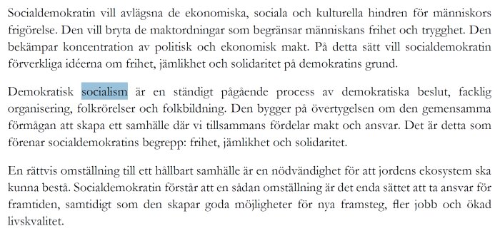 Text från Socialdemokraternas partiprogram, betonar frihet, jämlikhet, solidaritet genom demokratisk socialism och hållbar utveckling i samhället.