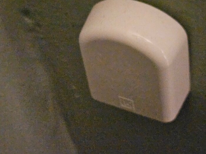 Närbild av ett väggmonterat handtaget i en dusch.