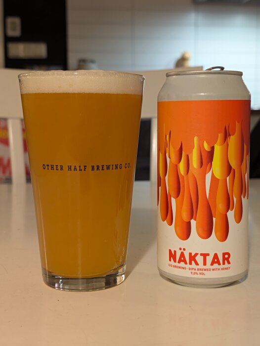 En glas med gyllengul öl bredvid en burk med texten "NÄKTAR", illustrerad med orange droppar.