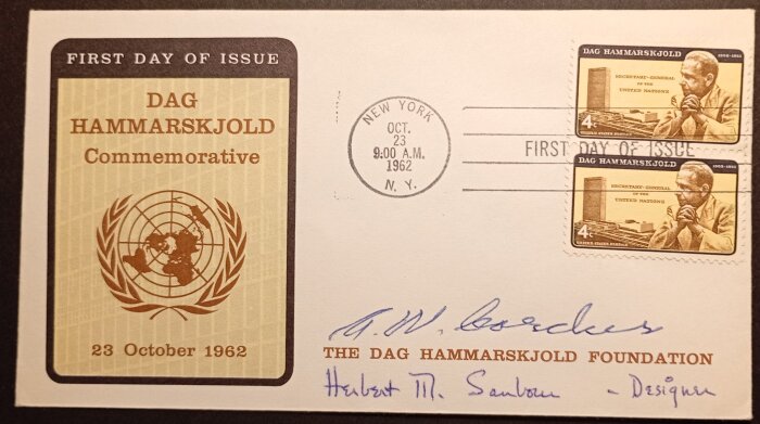 Första dagen av användning av Dag Hammarskjöld minnesfrimärken, New York, 23 oktober 1962, med Hammarskjölds porträtt och FN-logotyp.