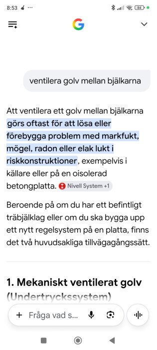 Smarttelefonskärm visar en Google-sökning om att ventilera golv mellan bjälkar för att motverka markfukt, mögel och dålig lukt i riskkonstruktioner.