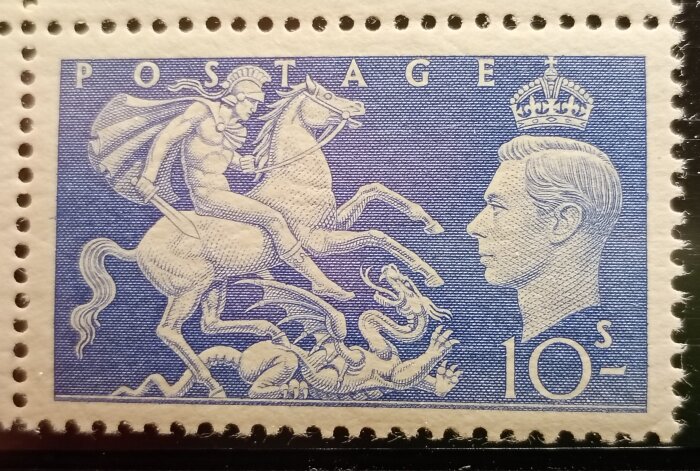 Blått brittiskt frimärke med St. George på häst som besegrar en drake, och profil av en kunglig person med krona, värde 10 shilling.